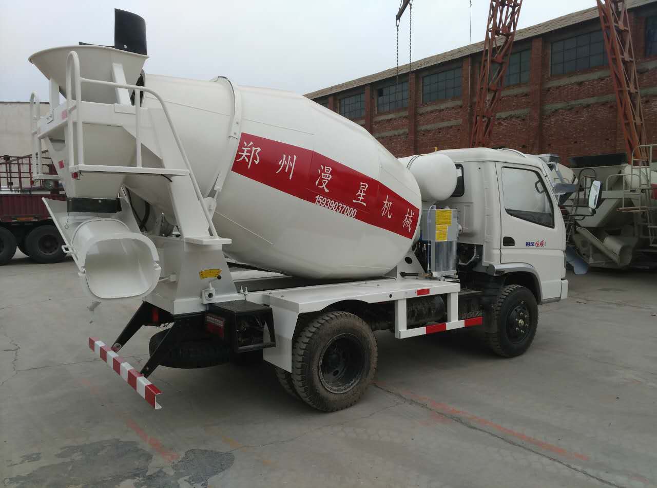 小型混凝土攪拌車(chē)